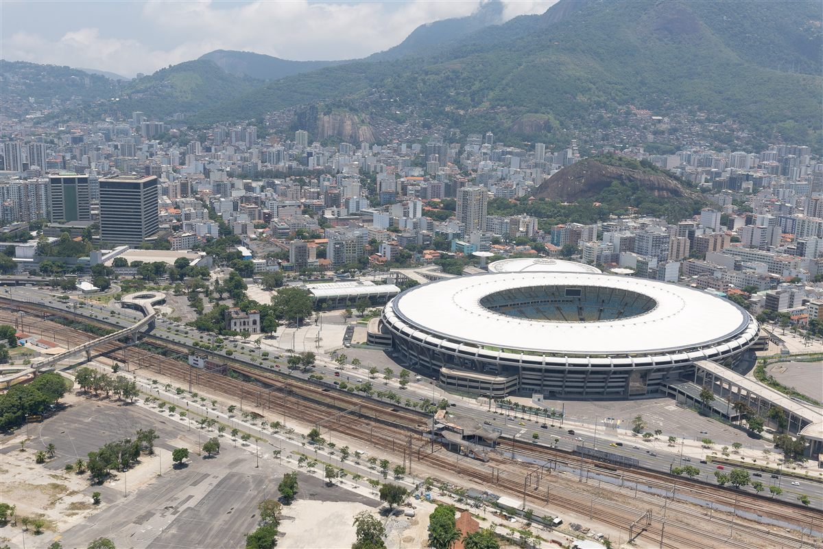 Vista aérea do Maracanã, com a cidade do Rio de Janeiro ao fundo